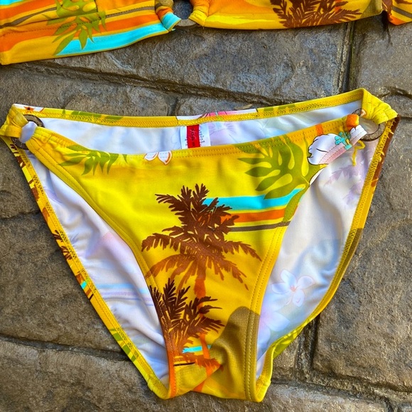 Bikini - Picture 3 of 4